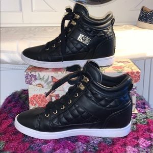 Guess heeled sneakers black quilted gold trim 9